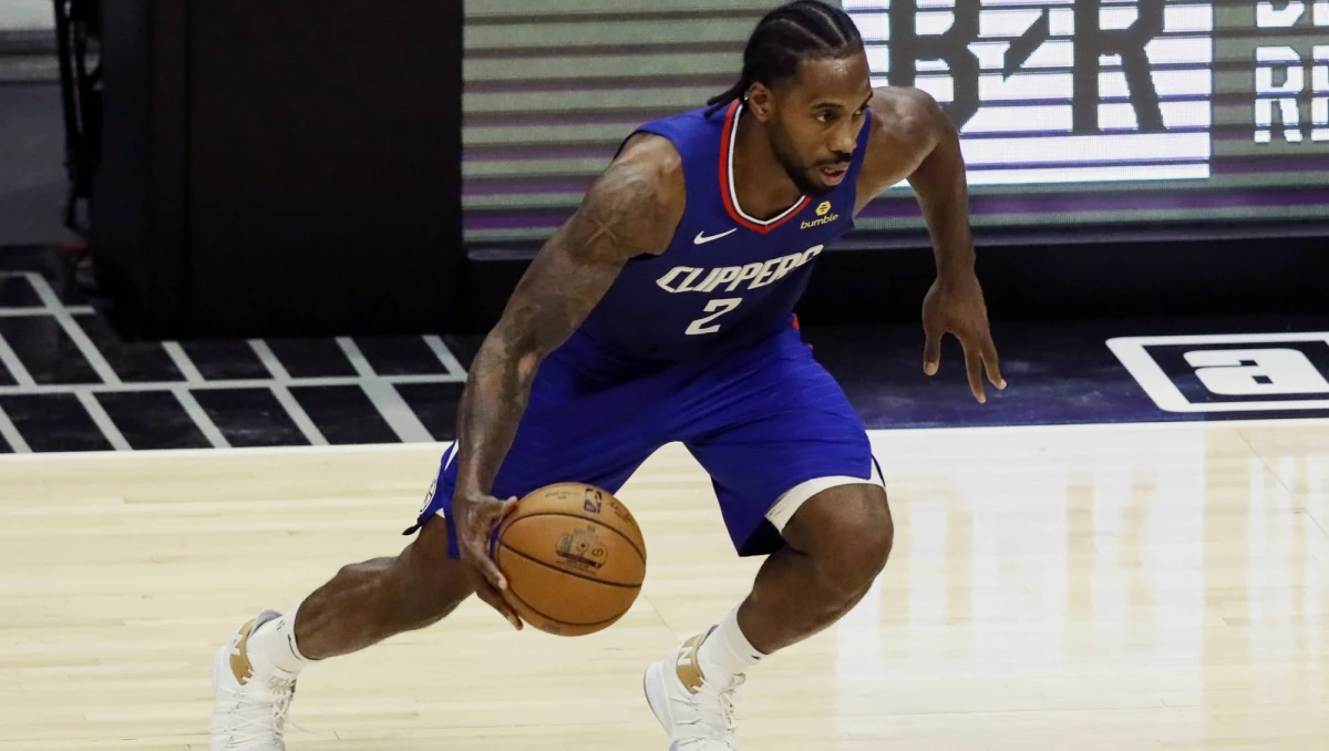 Kawhi Leonard zdobył 43 punkty w niecałe pół godziny, a Los Angeles Clippers pokonali Cleveland Cavaliers 128:103 we wtorkowym meczu koszykarskiej ligi NBA.