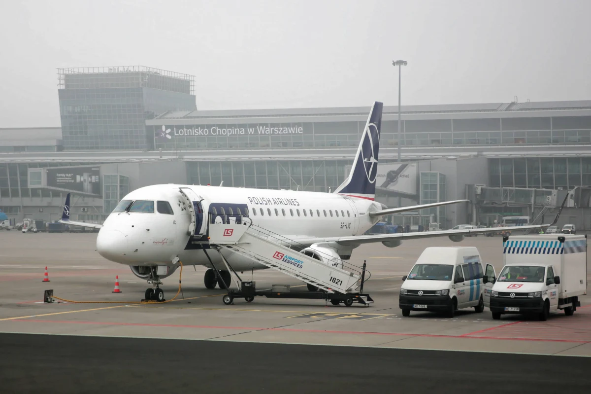 Samolot PLL LOT relacji Warszawa-Moskwa zawrócił na stołeczne lotnisko im. Chopina. Maszyna z 63 pasażerami bezpiecznie wylądowała na Okęciu. 