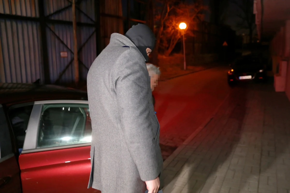 Prokuratura skierowała do sądu wnioski o tymczasowe aresztowanie byłego senatora Prawa i Sprawiedliwości Stanisława K. oraz jego syna. Wczoraj Centralne Biuro Antykorupcyjne podało, że zatrzymało tego dnia byłego senatora, jego syna oraz dyrektor oddziału PFRON, w związku ze śledztwem dotyczącym wielomilionowych łapówek, prowadzonym przez agentów z krakowskiej delegatury CBA.