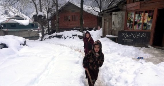 W zasypanym przez lawinę domu w kontrolowanej przez Pakistan części Kaszmiru znaleziono w środę 12-latkę, która przeżyła 18 godzin uwięziona pod śniegiem - pisze Reuters.