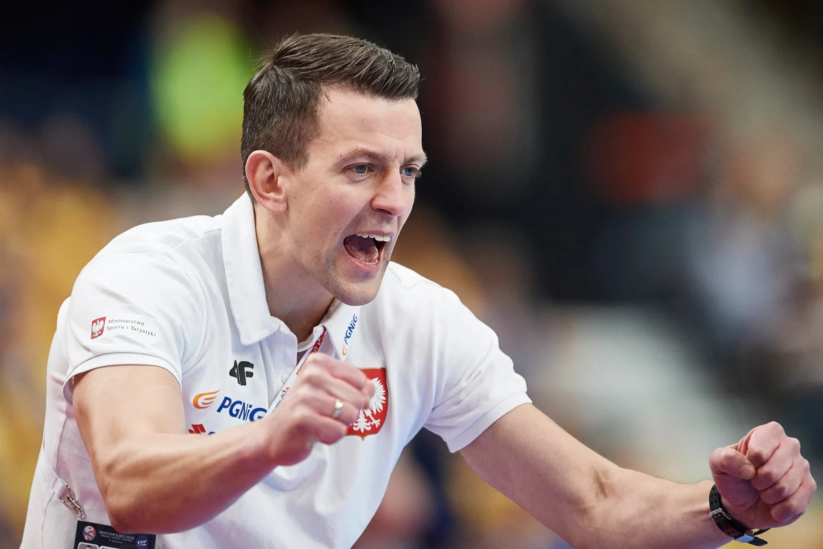 Polscy szczypiorniści po trzech porażkach zakończyli udział w Mistrzostwach Europy. Dziś drużyna wróciła do kraju. Trener reprezentacji Patryk Rombel przyznaje, że w pojedynkach z silnymi drużynami Słowenii i Szwecji jego zawodnikom zabrakło doświadczenia. "Pamiętajmy, że w zespole było dziewięciu zawodników, którzy pierwszy raz zagrali na imprezie tej rangi. Potrzebny jest czas i doświadczenie" – ocenia selekcjoner biało-czerwonych w rozmowie z RMF FM.