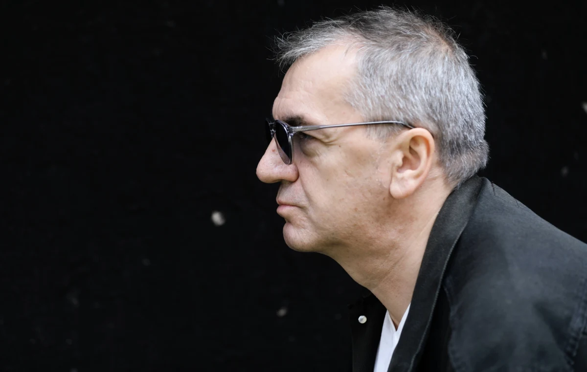 "Po 25 latach sytuacja się zmieniła. Najważniejsze było to, żeby ciągle, w nowej sytuacji opowiadać o prawdziwych ludziach i prawdziwych charakterach" – mówi w specjalnym wywiadzie dla RMF FM Władysław Pasikowski – twórca kultowych "Psów". Jego nowy film - "Psy 3. W imię zasad" - już w piątek wchodzi do kin w całej Polsce. W rozmowie z Katarzyną Sobiechowską-Szuchtą reżyser mówi o ryzyku związanym z tym projektem i chęci powrotu do tego, co – jak sam ocenia – udało mu się w życiu najbardziej. "W tym nowym filmie jest trochę więcej o tym, co to znaczy być w SB, jakiego rodzaju to byli ludzie, co się z nimi działo i później wydarzyło. To nie są takie proste losy i proste charaktery" - opowiada reżyser. "Zapraszam, żeby się dowiedzieć, jak to było, kiedy Franz Maurer był esbekiem i że to nie był taki kryształowy, miły człowiek" – dodaje. 