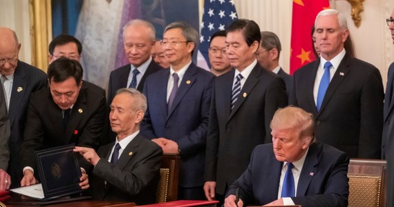 Prezydent USA Donald Trump podpisał pierwszą część porozumienia handlowego z Chinami. Dokument przewiduje m.in. zwiększenie zakupów amerykańskich produktów przez ChRL oraz ograniczenie wojny celnej. Media oceniają, że to ważny krok w kierunku zakończenia sporu gospodarczego między Waszyngtonem i Pekinem.