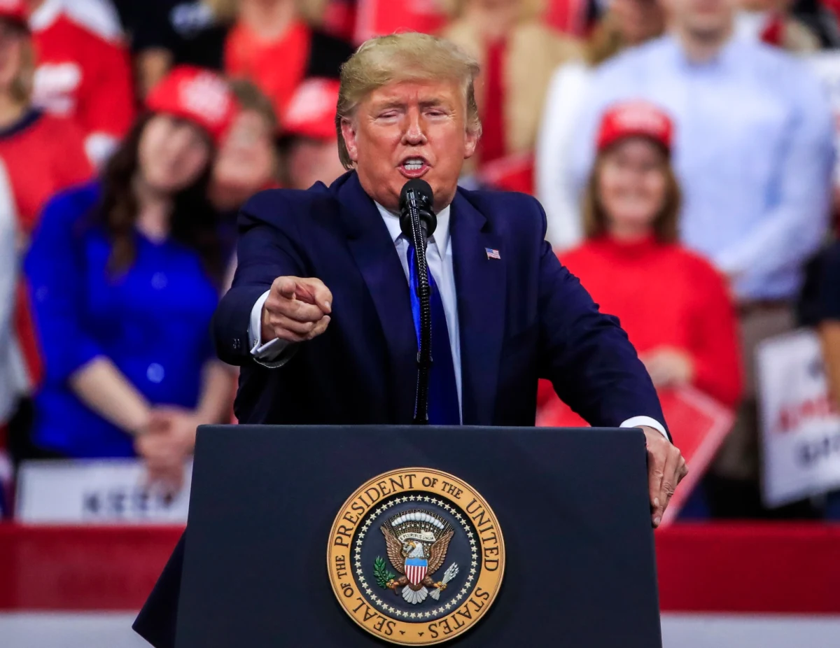 Zgodnie z oczekiwaniami kontrolowana przez demokratów Izba Reprezentantów USA zagłosowała za przesłaniem dwóch artykułów impeachmentu prezydenta Donalda Trumpa do amerykańskiego Senatu. Za takim formalnym krokiem opowiedziało się 228 kongresmenów, przeciwnych było 193.