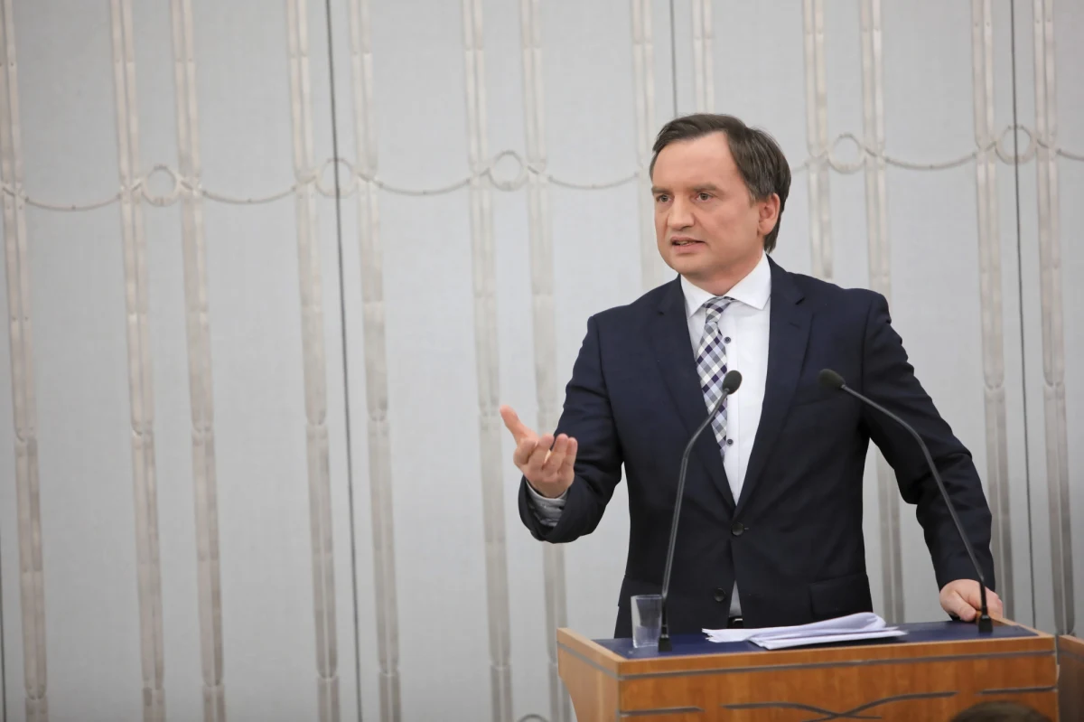 Nowela ustaw sądowych to sprzeciw wobec "sądokracji" i wyraz obrony demokratycznego państwa prawa - mówił w Senacie szef MS Zbigniew Ziobro. Przekonując, że proponowane rozwiązania są zgodne z prawem unijnym, podkreślał, że nie wolno zgodzić się na podwójne standardy w UE.