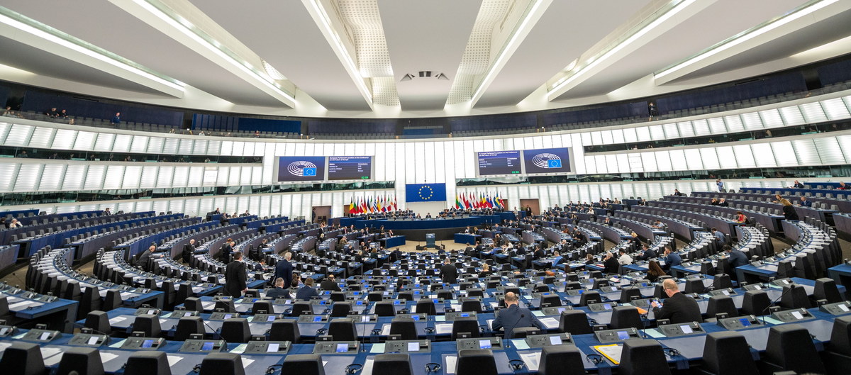 "Warto zadać pytanie jedno i zastanowić się, czy Parlament Europejski nie powinien przeprowadzić debaty nie nad tym, co dzieje się w Polsce, ale nad tym, co dzieje się w PE" – mówiła po środowej debacie dot. sytuacji w Polsce była premier, a obecnie europoseł Beata Szydło. "Można odnieść wrażenie, że tutaj jest zupełna bariera i brak woli przyglądania się faktom i analizy rzeczywistości takiej, jaka ona jest, a bardziej wykorzystywania tego miejsca do walk politycznych" - oceniła.