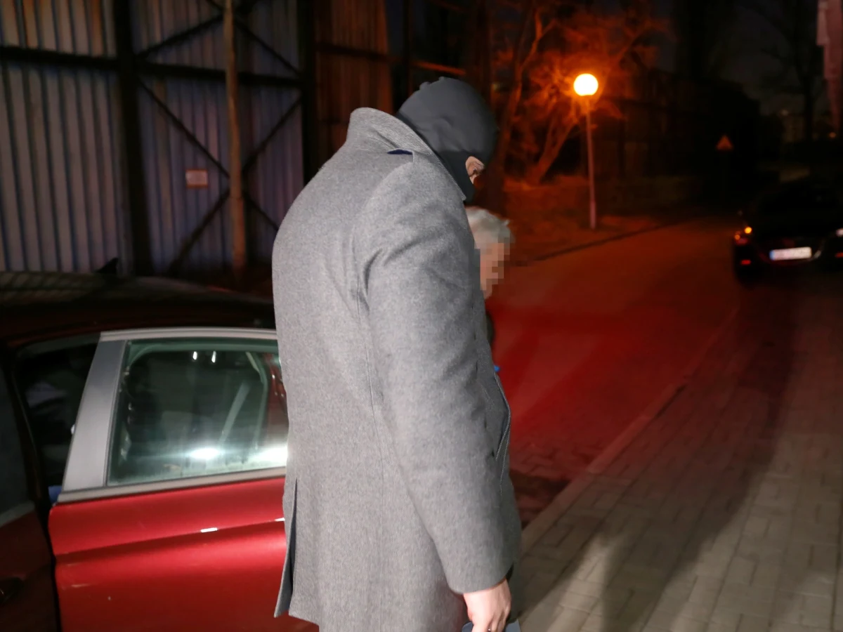 Katowicki sąd aresztował w nocy ze środy na czwartek byłego senatora PiS Stanisława K. oraz jego syna. Wcześniej obaj usłyszeli w Prokuraturze Regionalnej w Katowicach nowe zarzuty w śledztwie dotyczącym wielomilionowych łapówek.