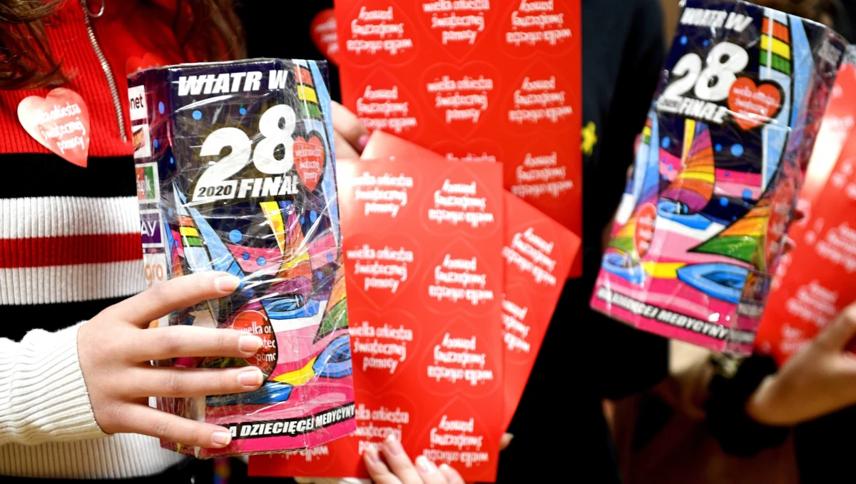 Policjanci ze Śródmieścia zatrzymali dwie osoby podejrzane o kradzież rozbójniczą, oszustwo i paserstwo. Mężczyźni podając się za pracowników ochrony najpierw zabrali puszkę z datkami kwestionującemu pracownikowi lokalu, a kilka godzin później jeden z nich napadł na 14-letniego wolontariusza. Napastnik wskoczył do samochodu swojego kolegi, odjeżdżając przytrzasnął chłopcu rękę drzwiami, kiedy ten próbował odzyskać puszkę. Decyzją sądu 28-latek został już tymczasowo aresztowany.