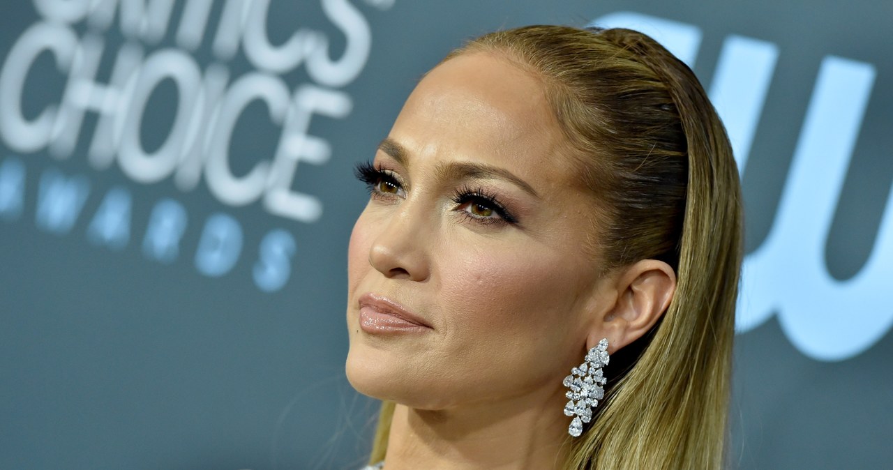 O Jennifer Lopez jest ostatnio wyjątkowo głośno, głównie ze względu na jej błyskotliwą kreację w filmie "Ślicznotki". Ale choć artystka odnosi spektakularne sukcesy, marzy o poważnej zmianie w swoim życiu. W wywiadzie dla "Vanity Fair" wyznała, że marzy o tym, by opuścić Amerykę i przeprowadzić się do Włoch lub na Bali. Chce tam wieść ekologiczne życie i malować.