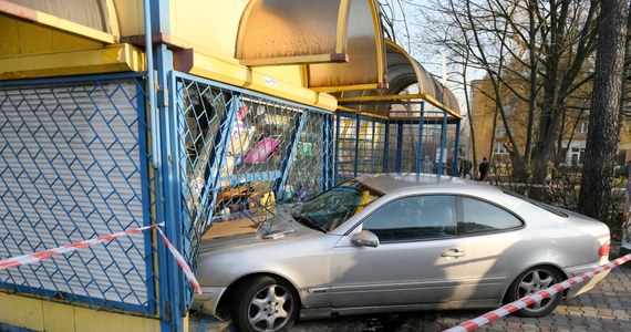 Tragiczny wypadek w Stalowej Woli na Podkarpaciu. Przy ul. Energetyków prowadzony przez 19-latka osobowy mercedes wjechał w kiosk. Ranni zostali kobieta i mężczyzna, który niestety zmarł w szpitalu.