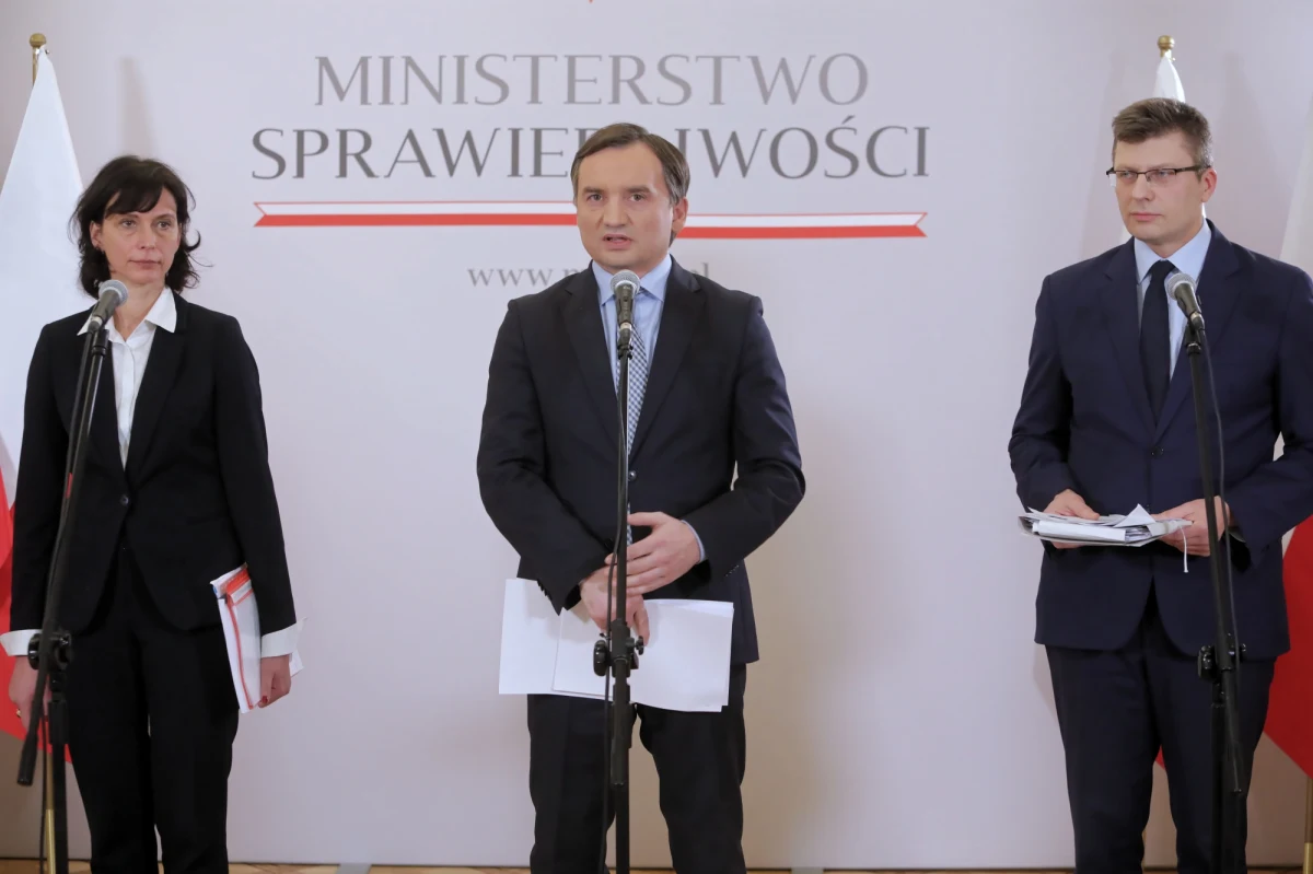 Minister sprawiedliwości Zbigniew Ziobro krytykuje Komisję Wenecką za wydaną przez organ opinię dotyczącą nowelizacji ustaw sądowych. "Pojawiła się informacja o dokumencie, który można nazwać parodią opinii Komisji Weneckiej, trudno bowiem traktować ten dokument poważnie i formalnie" - mówił Ziobro.