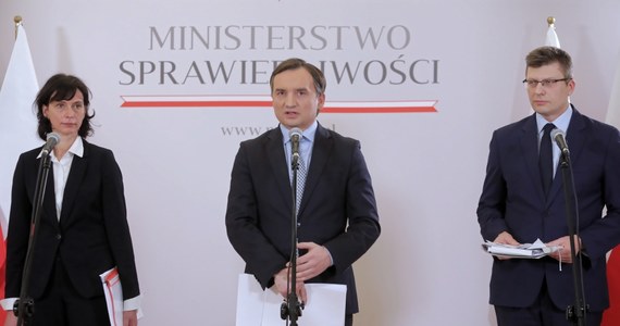 Minister sprawiedliwości Zbigniew Ziobro krytykuje Komisję Wenecką za wydaną przez organ opinię dotyczącą nowelizacji ustaw sądowych. "Pojawiła się informacja o dokumencie, który można nazwać parodią opinii Komisji Weneckiej, trudno bowiem traktować ten dokument poważnie i formalnie" - mówił Ziobro.