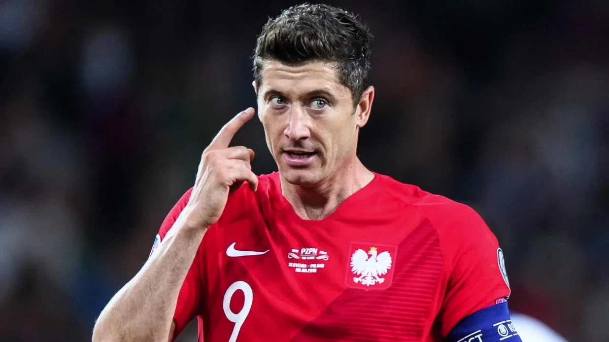 Robert Lewandowski konsekwentnie buduje swoją markę nie tylko na boisku, ale i poza nim. Na sklepowych półkach pojawiła się kawa, sygnowana logiem kapitana piłkarskiej reprezentacji Polski. Kawa RL9 trafiła w środę do jednej z największych sieci hipermarketów, ale wkrótce ma się też pojawić w innych sklepach. 