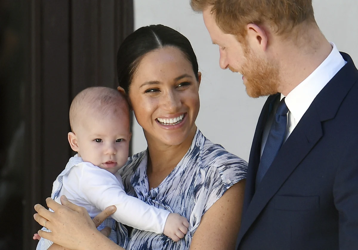 Kolejni celebryci stają w obronie księcia Harry’ego i księżnej Meghan. Książęca para postanowiła w ubiegłym tygodniu zrezygnować z roli wysokiej rangi członków rodziny królewskiej. Spotkała ich za to fala hejtu. Wstawił się za nimi ostatnio słynny brytyjski aktor Hugh Grant. 