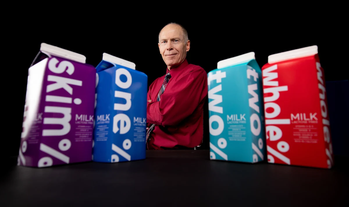 Zwolennicy chudego mleka mają kolejne argumenty. Wygląda na to, że jego spożycie zwalnia proces starzenia się naszego organizmu. Zaskakujące wyniki badań publikują na łamach czasopisma "Oxidative Medicine and Cellular Longevity" naukowcy z Brigham Young University. Ich praca nie rozstrzyga wątpliwości, czy w ogóle powinniśmy pić mleko, czy nie. Sugeruje jednak, że pijąc chude mleko starzejemy się wolniej. Możemy w ten sposób "oszczędzić" nawet kilka lat.