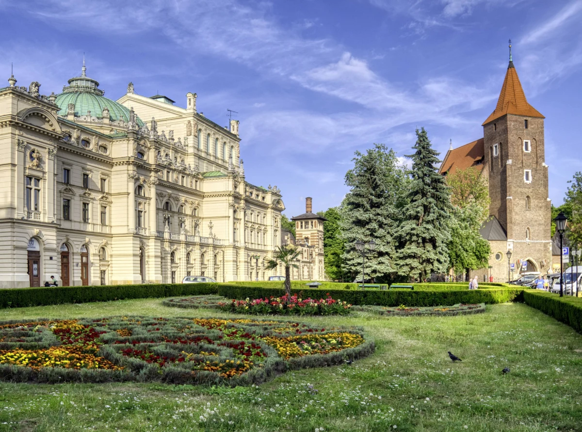 Podczas prac na Placu św. Ducha w centrum Krakowa znaleziono ludzkie kości. Wcześniej w tym miejscu znajdował się cmentarz. Teraz trwają tam prace rewitalizacyjne. W piątek w miejscu znaleziska ma odbyć się spotkanie archeologów.