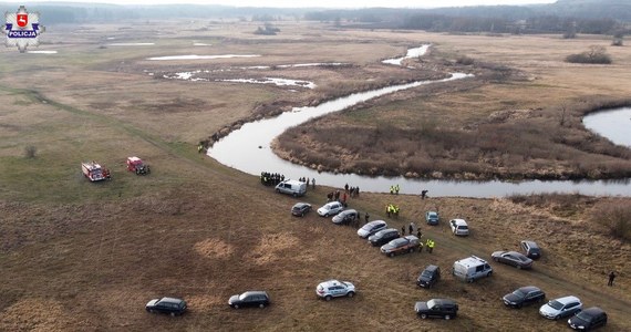 Ratownicy znaleźli i wydobyli z rzeki Krzna ciało mężczyzny. To prawdopodobnie zwłoki 45-latka, którego samochód wyłowiono z rzeki w sobotę - poinformowała policja.