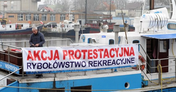 150 mln zł  - tyle mają dostać właściciele kutrów wędkarskich w ramach rekompensat i środków na złomowanie jednostek. Wstępne porozumienie, które podpisali przedstawiciele sztabu kryzysowego i minister gospodarki morskiej zakłada, że pierwsze pieniądze zostaną wypłacone w ciągu dwóch miesięcy.