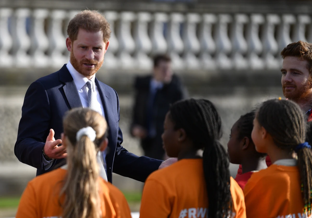 Brytyjski książę Harry po raz pierwszy od ogłoszenia wraz księżną Meghan zamiaru częściowego wycofania się z obowiązków członka rodziny królewskiej pokazał się publicznie. W czwartek uczestniczył w losowaniu grup przyszłorocznego pucharu świata w 13-osobowej odmianie rugby.