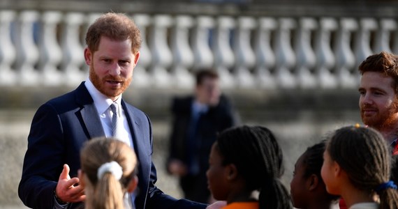 Brytyjski książę Harry po raz pierwszy od ogłoszenia wraz księżną Meghan zamiaru częściowego wycofania się z obowiązków członka rodziny królewskiej pokazał się publicznie. W czwartek uczestniczył w losowaniu grup przyszłorocznego pucharu świata w 13-osobowej odmianie rugby.