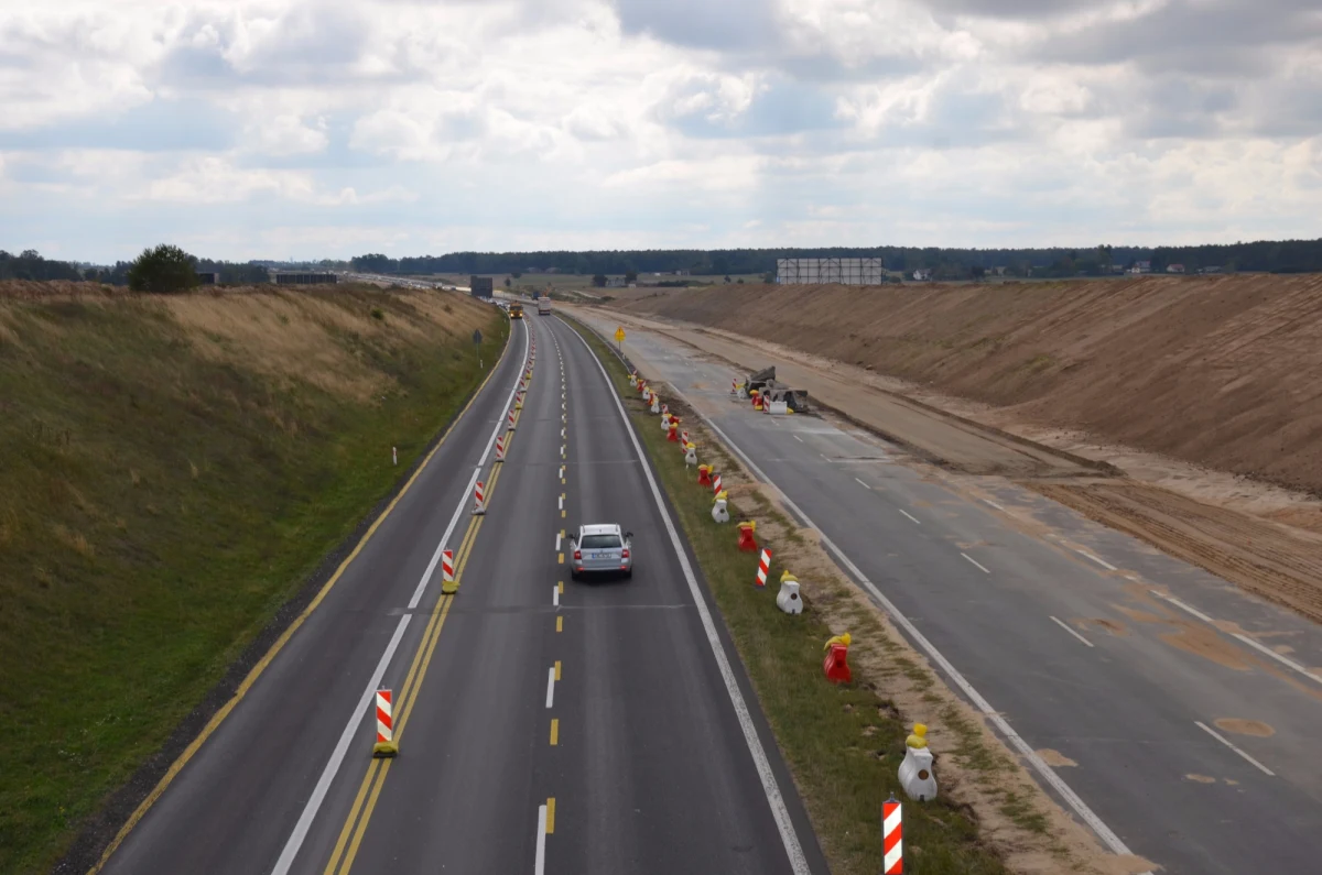 Od dziś po południu czasowo zamknięty będzie ruch na autostradzie A1 na odcinku węzeł Tuszyn-węzeł Piotrków Trybunalski Zachód w woj. łódzkim. Ma to związek z wyburzaniem sześciu wiaduktów w ciągu dróg lokalnych nad przebudowywaną autostradą. Przed planowaną podróżą lepiej więc przeanalizować możliwości przejazdu trasą alternatywną.