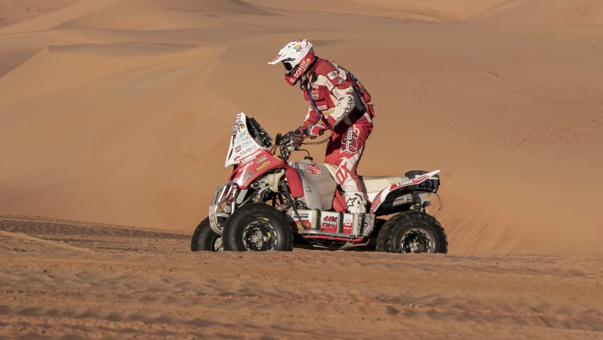 Na podium zakończył rywalizację w Rajdzie Dakar 2020 Rafał Sonik! Najlepszy polski quadowiec miał piąty czas na ostatnim, 12. etapie zmagań, a w klasyfikacji końcowej imprezy uplasował się na trzeciej pozycji. Co więcej, etapowe zwycięstwo w kategorii quadów zapisał na swym koncie debiutujący w Dakarze Arkadiusz Lindner! Wśród kierowców samochodów triumfował Hiszpan Carlos Sainz.