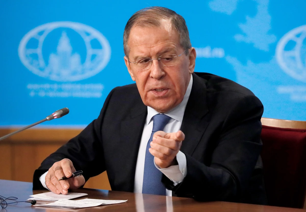 "Wiemy, że polscy koledzy próbują przekonać zachodnich uczestników (Światowego Forum Holokaustu) - będą tam USA i niektórzy liderzy europejscy - aby w swoich wystąpieniach przedstawili polski punkt widzenia odnoszący się do stanowiska Rosji wobec II wojny światowej" - oświadczył szef rosyjskiej dyplomacji Siergiej Ławrow w czasie dorocznej konferencji prasowej w Moskwie, podsumowującej działalność MSZ w minionym roku. Ocenił, że "próby oczernienia naszego kraju z punktu widzenia rezultatów i przyczyn II wojny i próby wykorzystania tego kłamstwa po to, by dziś osłabić pozycję Rosji na arenie międzynarodowej, będą trwać dalej". Równocześnie jednak zapowiedział: "Będziemy nadal czynić wszystko, co jest konieczne, w celu przeciwdziałania fałszowaniu historii".