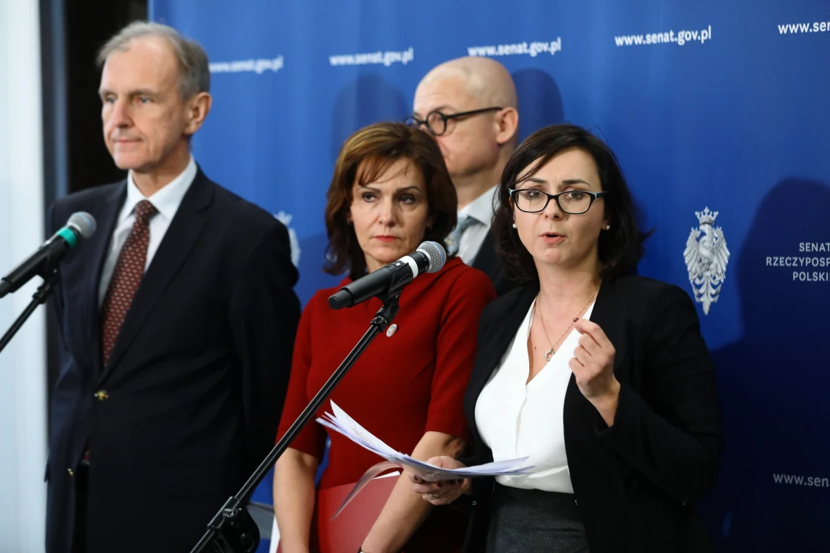 Senacka większość zaprezentowała projekt ustawy naprawczej dotyczący Krajowej Rady Sądownictwa. Proponowane przepisy przywracają wybór członków KRS przez sędziów, dają również możliwość zgłaszania kandydatów przez obywateli, środowiska prawnicze i akademickie. 