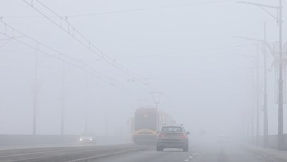Gęste mgły i szklanka na drogach. IMGW zaleca szczególną ostrożność