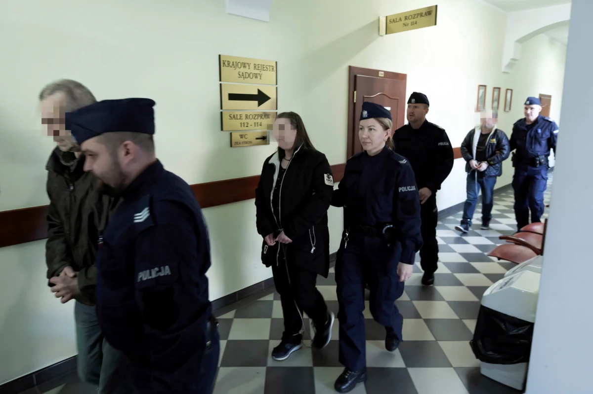 Na kary od 17,5 roku do 18,5 roku pozbawienia wolności Sąd Okręgowy w Opolu skazał w piątek Katarzynę K., Janusza Cz. i Artura M. oskarżonych o znęcanie się nad małoletnimi dziećmi i ich molestowanie seksualnie. Sprawcy to bliscy krewni ofiar.