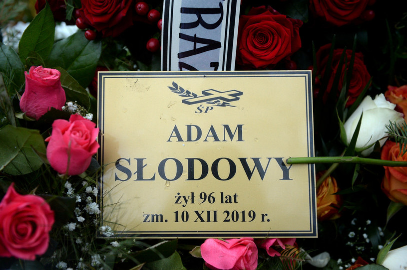 W piątek, 17 stycznia, na warszawskich Starych Powązkach odbył się pogrzeb Adama Słodowego. Dlaczego rodzina zaplanowała termin ostatniego pożegnania ponad miesiąc od śmierci prowadzącego program "Zrób to sam"?