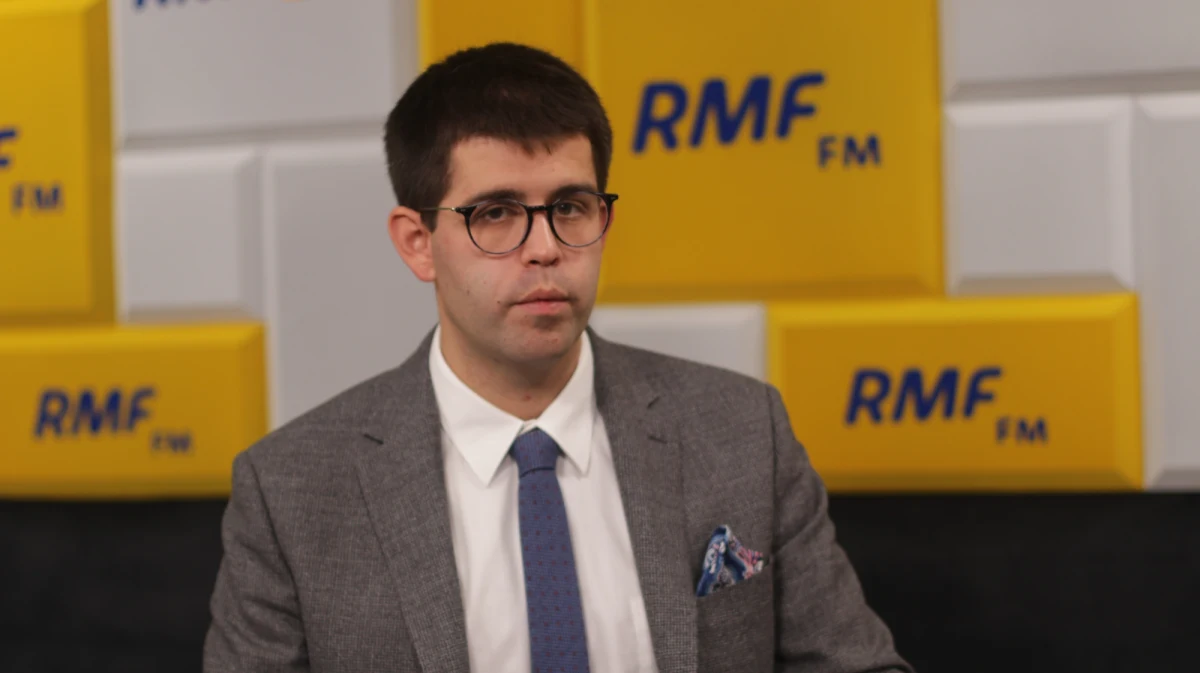 „To jest trochę tak, że kiedy negocjuje się z przedstawicielami rządu własnego państwa to ma się nadzieję, że te zapisy, które oni parafują, staną się rzeczywistością nawet szybciej, niż w zakładanych terminach. Tymczasem później okazuje się, że kolejne terminy nie są dotrzymywane, że coraz bardziej przeciągana jest ta struna. Okazuje się, że PKB, na które się umawialiśmy, to jest PKB sprzed dwóch lat – czyli stosowane są księgowe sztuczki. To powoduje, że dziś, kiedy siedliśmy do stołu i chcieliśmy reewaluować porozumienie (z 2018 roku), skupiliśmy się bardziej na tym, w których punktach ono nie jest spełnione, a nie co mogliśmy zrobić jeszcze i w tym sensie zostaliśmy ograni” – mówił o realizacji porozumienia zawartego przez Ministerstwo Zdrowia i Porozumieniem Rezydentów Ogólnopolskiego Związku Zawodowego Lekarzy w Popołudniowej rozmowie w RMF FM przedstawiciel Porozumienia Rezydentów OZLL Łukasz Jankowski.