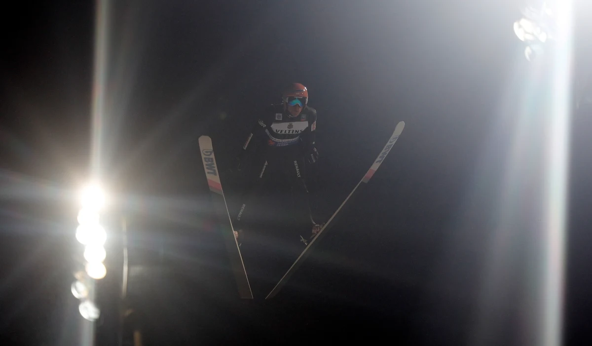 Sześciu polskich skoczków zobaczymy na belce startowej w pierwszej serii konkursu Pucharu Świata w niemieckim Titisee-Neustadt. Kwalifikacje do zawodów wygrał Japończyk Ryoyu Kobayashi, w ekipie biało-czerwonych natomiast najlepiej wypadł Dawid Kubacki.