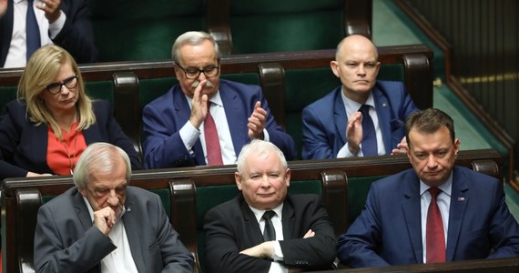 Spada poparcie dla Prawa i Sprawiedliwości: gdyby wybory do Sejmu odbyły się w najbliższą niedzielę, PiS nie miałoby szans na objęcie samodzielnych rządów - donosi "Super Express".