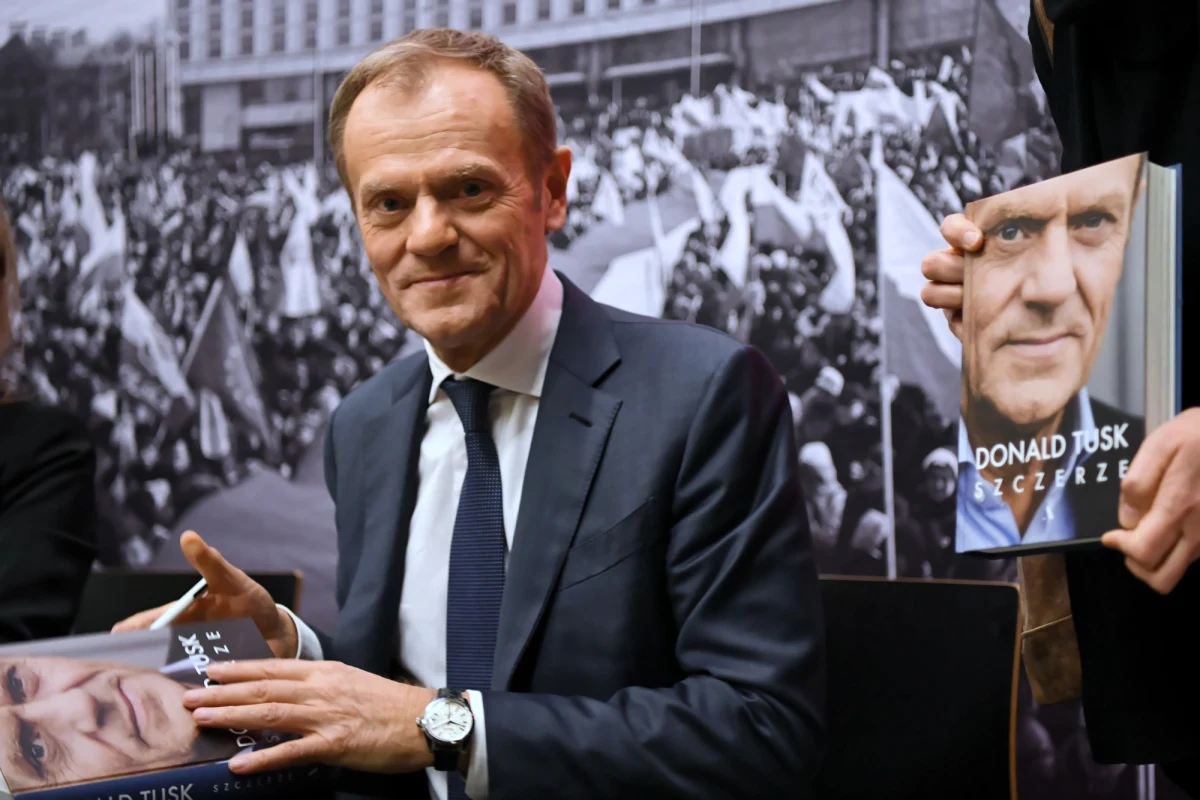 "Żałosne konwulsje lipnego moralisty i politycznego obłudnika" - w takim zdecydowanym tonie skomentowała europosłanka PiS Beata Mazurek tweeta Donalda Tuska, w którym szef Europejskiej Partii Ludowej pisał, odnosząc się do Prawa i Sprawiedliwości, m.in.: "Wyprowadzają Polskę z Unii, niszczą sądy, by bezkarnie kraść, szczują jednych Polaków przeciw drugim". "Jest to na granicy tego, co nazywamy trollingiem" - ocenił natomiast poseł PiS Radosław Fogiel.