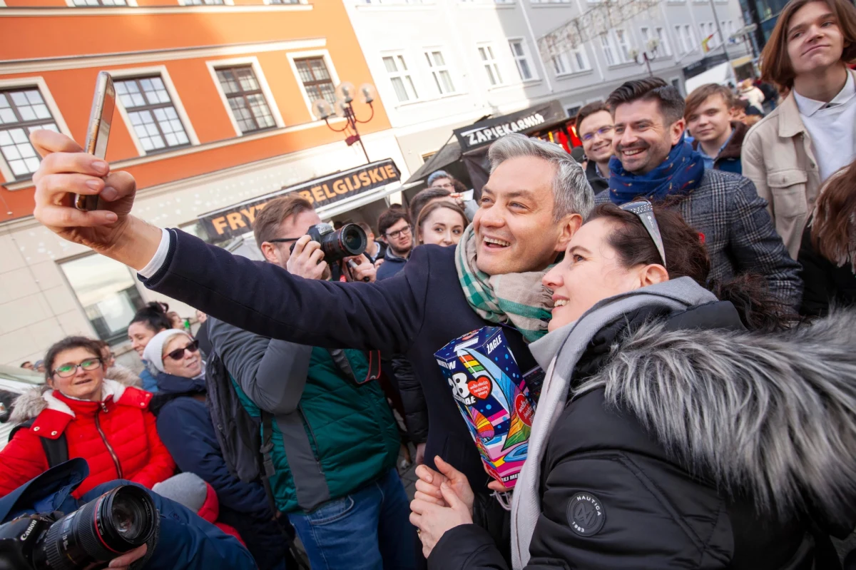 Robert Biedroń został zatwierdzony przez konwencję Sojuszu Lewicy Demokratycznej jako kandydat w tegorocznych wyborach prezydenckich. Jak poinformował szef SLD Włodzimierz Czarzasty, kandydatura Biedronia przeszła jednogłośnie.