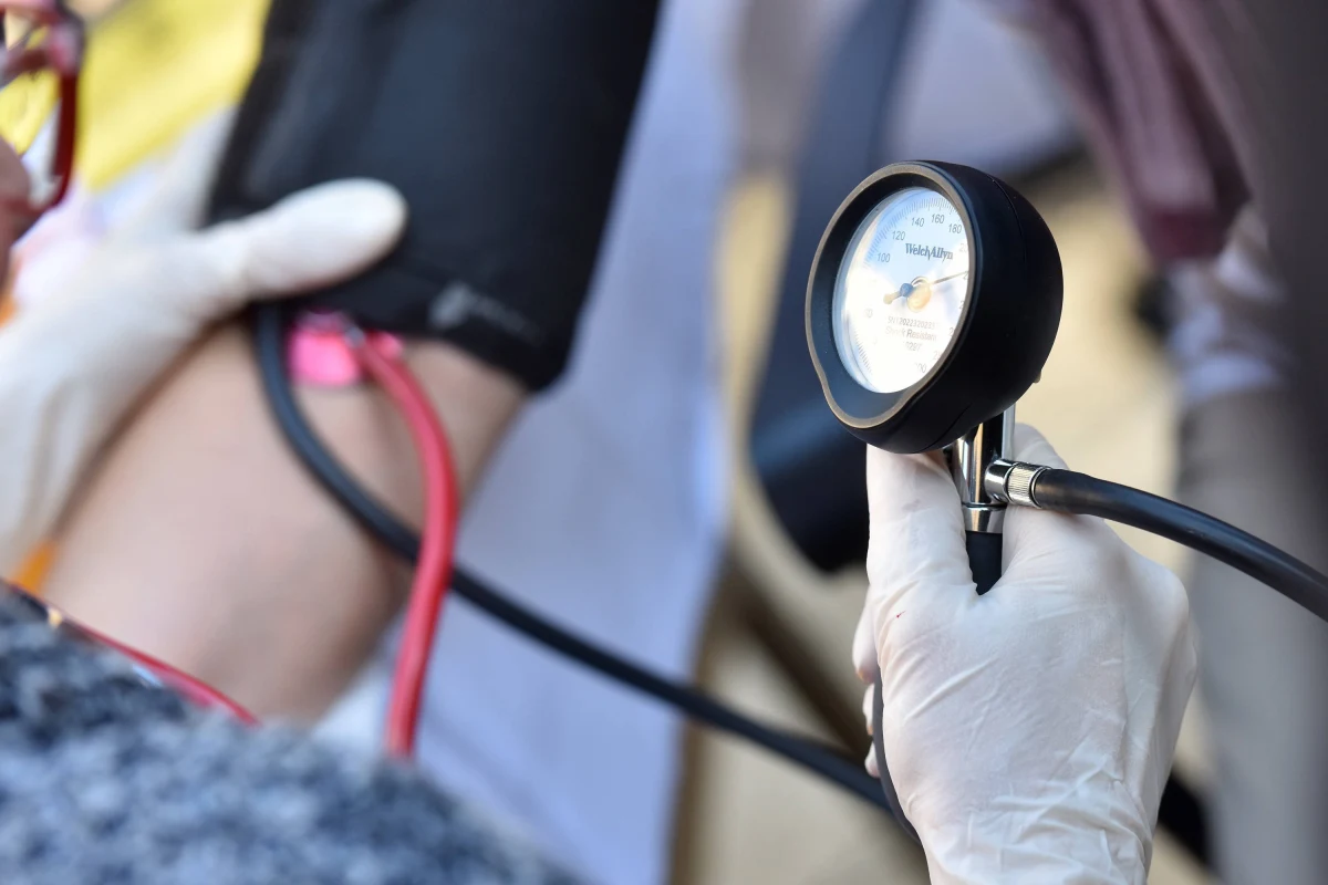 "Zadbajmy o to, żeby dziś odpocząć i nawadniać nasz organizm" - podpowiada ratownik medyczny Michał Kleczewski przed zbliżającym się skokiem ciśnienia. Synoptycy przewidują, że w poniedziałek  wskazania barometrów mogą sięgnąć nawet 1050 hektopaskali. Tak wysokie ciśnienie zdarza się tylko raz na kilka albo nawet kilkanaście lat.