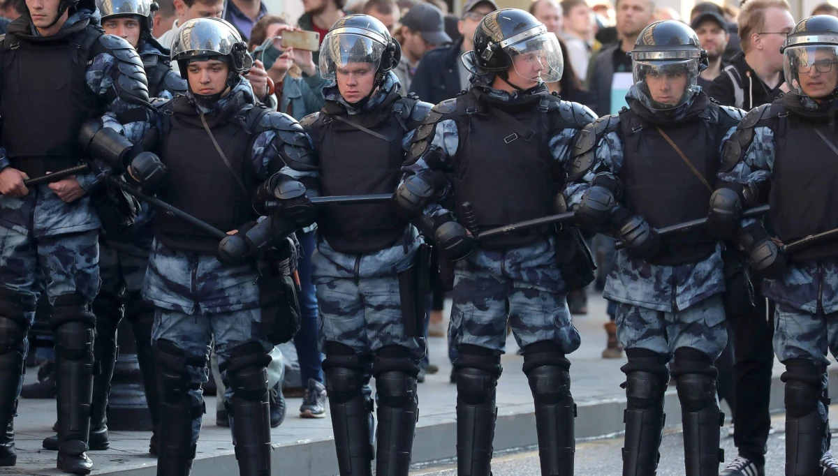 Policja w Moskwie zatrzymała w niedzielę co najmniej 10 osób podczas pochodu, odbywającego się w 11. rocznicę zabójstwa dziennikarki "Nowej Gaziety" Anastazji Baburowej i adwokata Stanisława Mierkułowa - podały rosyjskie media niezależne.