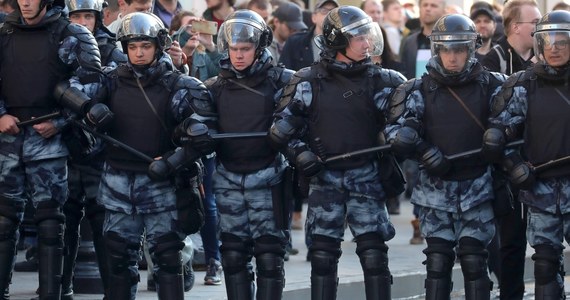 Policja w Moskwie zatrzymała w niedzielę co najmniej 10 osób podczas pochodu, odbywającego się w 11. rocznicę zabójstwa dziennikarki "Nowej Gaziety" Anastazji Baburowej i adwokata Stanisława Mierkułowa - podały rosyjskie media niezależne.