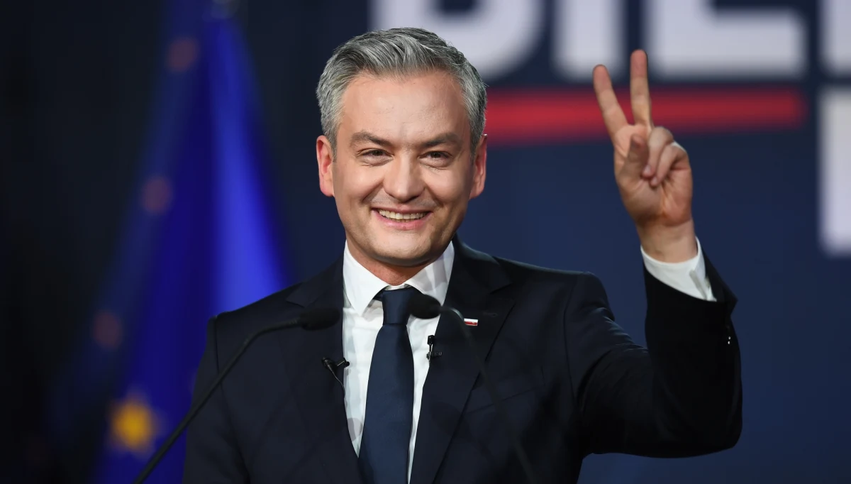 Nie pochodzę z politycznej albo profesorskiej rodziny “z tradycjami". Ale wierzę, że nie to jest warunkiem. Wierzę, że prezydentura może być dostępna dla ludzi takich jak my - mówił w Słupsku kandydat Lewicy na prezydenta Roberta Biedroń podczas konwencji inaugurującej jego kampanię.