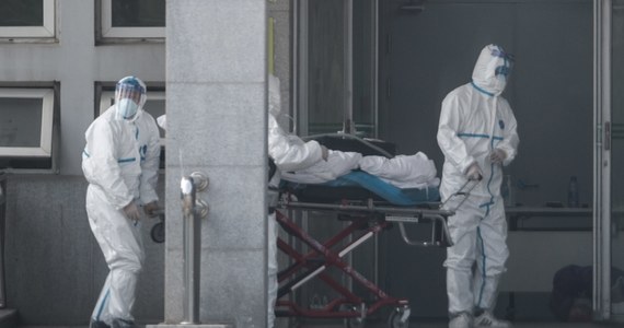 Chińska komisja rządowa ds. zdrowia oświadczyła, że wybuch epidemii nowego szczepu koronowirusa, przypominającego SARS, jest kontrolowany. Droga jego rozprzestrzeniania nie została jeszcze zmapowana, a o samym wirusie wiemy niewiele. 