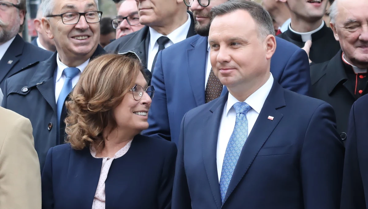 Andrzej Duda jest faworytem wyborów prezydenckich - wynika z sondażu Instytutu Badań Spraw Publicznych dla program "Newsroom" Wirtualnej Polski. W drugiej turze idzie niemalże łeb w łeb z Małgorzatą Kidawą-Błońską (50,09 proc. do 49,91 proc.). 