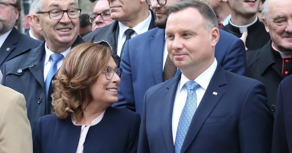 Andrzej Duda jest faworytem wyborów prezydenckich - wynika z sondażu Instytutu Badań Spraw Publicznych dla program "Newsroom" Wirtualnej Polski. W drugiej turze idzie niemalże łeb w łeb z Małgorzatą Kidawą-Błońską (50,09 proc. do 49,91 proc.). 