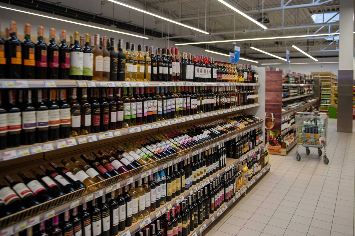 Państwowa Agencja Rozwiązywania Problemów Alkoholowych szacuje, że nadmierne spożycie alkoholu przez Polaków kosztuje rocznie 30,8 mld złotych - podaje w poniedziałek "Rzeczpospolita".
