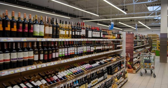 Państwowa Agencja Rozwiązywania Problemów Alkoholowych szacuje, że nadmierne spożycie alkoholu przez Polaków kosztuje rocznie 30,8 mld złotych - podaje w poniedziałek "Rzeczpospolita".