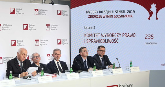 Prezydent Andrzej Duda w poniedziałek powołał nową Państwową Komisję Wyborczą. Nową - bo po raz pierwszy w historii - siedmiu z dziewięciu jej przedstawicieli wybrał Sejm. Po jednym wskazały TK i NSA.
