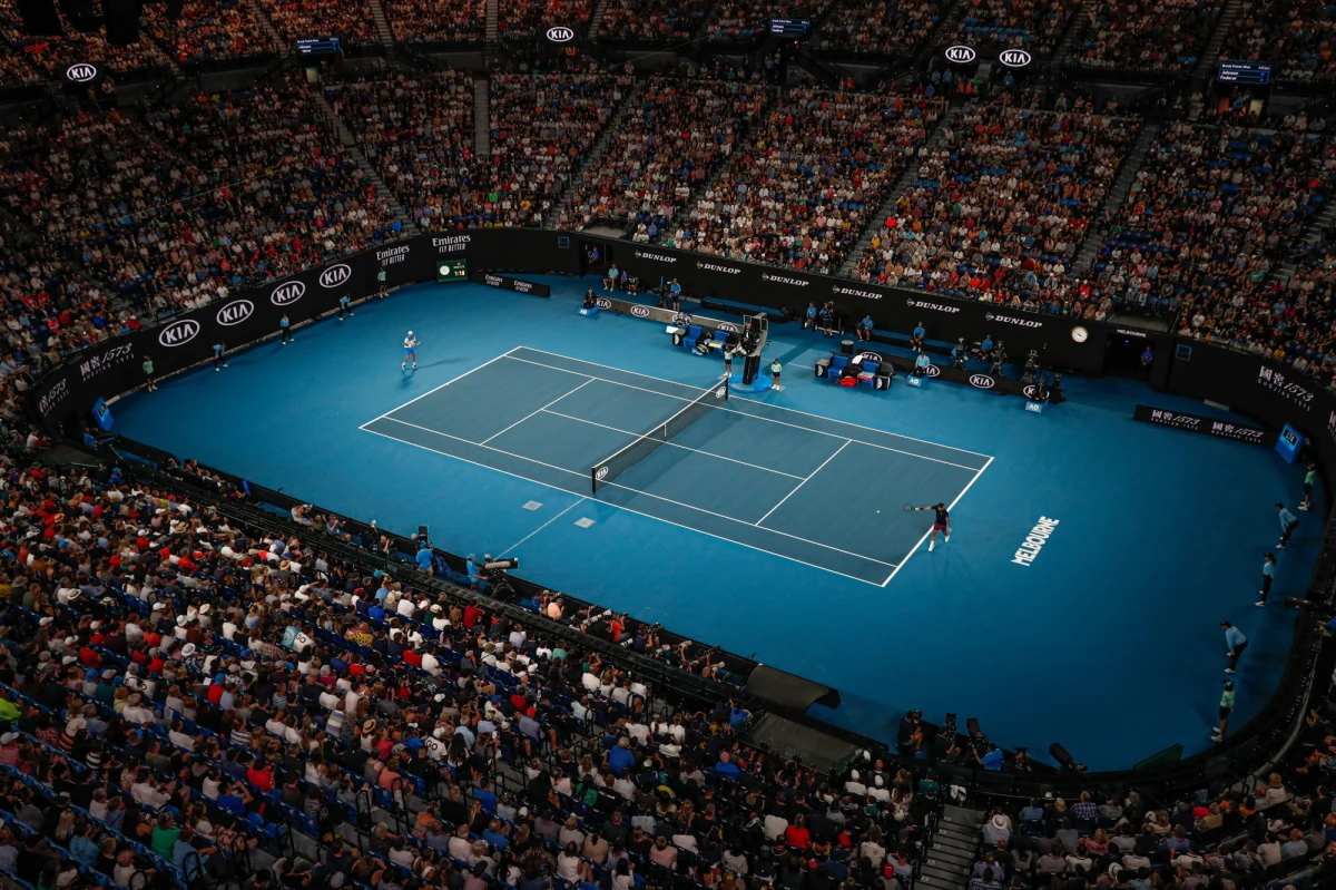 Mecze Magdy Linette i Huberta Hurkacza w 1. rundzie Australian Open przełożono z powodu deszczu na wtorek. Organizatorzy wielkoszlemowego turnieju tenisowego w Melbourne odwołali wszystkie z zaplanowanych jeszcze na poniedziałek spotkań na niezadaszonych kortach.