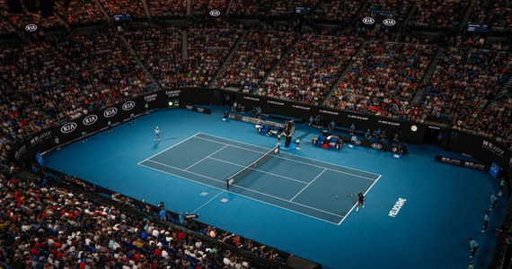 Mecze Magdy Linette i Huberta Hurkacza w 1. rundzie Australian Open przełożono z powodu deszczu na wtorek. Organizatorzy wielkoszlemowego turnieju tenisowego w Melbourne odwołali wszystkie z zaplanowanych jeszcze na poniedziałek spotkań na niezadaszonych kortach.
