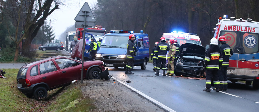 Cztery osoby zostały ranne w zderzeniu dwóch samochodów na drodze krajowej nr 77 w Zbydniowie na Podkarpaciu. Zdjęcia z miejsca zdarzenia dostaliśmy na Gorącą Linię RMF FM. 