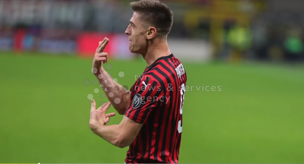  Reprezentant Polski zagra u boku Lionela Messiego? Jak podaje "El Mundo Deportivo", jednym z kandydatów do gry w Barcelonie jest... Krzysztof Piątek. "Duma Katalonii" szuka napastnika, który godnie zastąpiłby Luisa Suareza. 